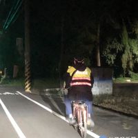 8旬翁深夜騎腳踏車迷途　警扮「兩津勘吉」助返家