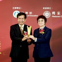 台南市長黃偉哲榮獲「第一屆教育部圖書館事業貢獻獎—地方首長獎」