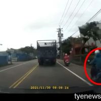 【有片】男騎士超車硬鑽貨車縫隙 自撞路邊車下場GG