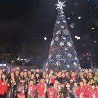 臺南大遠百聖誕樹公益點燈  黃偉哲感激大遠百連續13年對臺南的付出