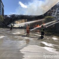【有片】青埔高鐵站附近房屋樣品屋失火 烈焰濃煙密布