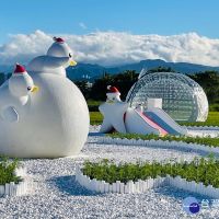 新北鴨鴨公園地景藝術展　白色聖誕風閃耀登場