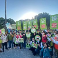 「公投四個不同意」宣講台南打頭陣黃偉哲今早帶領黨公職在東區街頭向人民報告