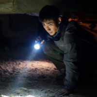 海外票房狂賣19億!《峰爆》 朱一龍親自上陣大雨中攀90度懸崖 「筷子都拿不了」