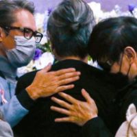 包小柏淚送22歲愛女最後一程「我失去一生最愛」 3兄弟相擁悲泣
