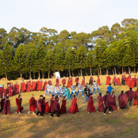 A-Lin苗栗山坡取景重現「阿美族豐年祭」熱鬧場景　號召百位阿美族人+8位舞者拍攝