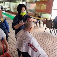 百福派出所聯合圳頭福德宮舉辦春節前夕寒冬送暖及愛心義剪活動