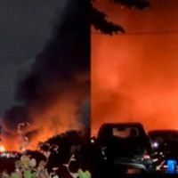 北市火警「連燒10車」恐怖火光照亮夜空 28輛消防車緊急滅火