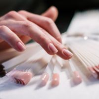 指甲月牙消失代表營養不良?6種指甲要注意,「易裂」小心營養素缺乏,「過軟」補充維生素B是關鍵!