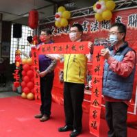 樂齡揮毫贈春聯 迎接虎年幸福氛圍
