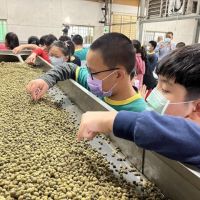 參訪義興嘉釀 幫學子了解醬油釀造文化