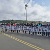 「離岸風力發電」破壞環境　新豐坡頭漁港船家舉白布條抗議