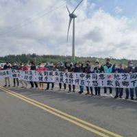 「離岸風力發電」破壞環境 新豐坡頭漁港船家舉白布條抗議
