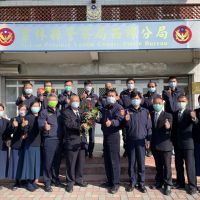 慰勉警執勤辛勞 慈濟贈花添喜氣
