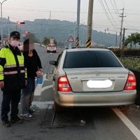 半路沒油顧路 林內警途經救援