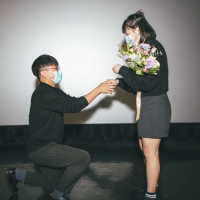 感受蔡凡熙求婚勇氣 影迷單膝下跪求婚「女主角」好浪漫