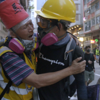 《時代革命》紀錄香港不可抹滅的歷史!7旬老農夫守護孩子遭警暴力對待,獨立記者直播「真相」