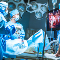 人機合一新型態微創手術，外科醫師的第３隻手——精準持鏡機器手臂，穩定內視鏡影像提升手術品質