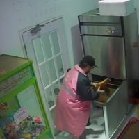 12公斤五花肉全吃了 單車男雨夜閒晃太顯眼警逮偷肉賊