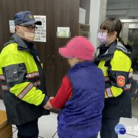 九旬老婦深夜忘返 中壢警靠愛心手鍊協助返家