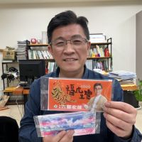 賀年看板高掛 鄭宏輝文青形象讓市民耳目一新