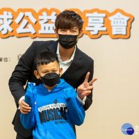 職棒球星王維中成為展望會「兒童關懷大使」 鼓勵資助童開創精彩新生命