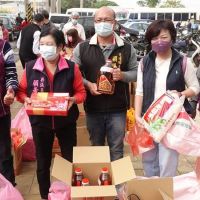 影/顧黃水花議員偕子發送愛心物資 關懷弱勢族群過好年