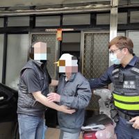 八旬老翁迷途呆坐公園 頭份警熱心助返家