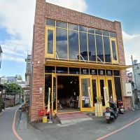 影音/開書店賺進大筆快樂 退休教授呂健吉一圓人生書店夢