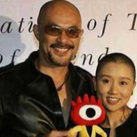 「鰲拜」男星藏女20年?家人合照洩長腿神顏正妹 本人回應超曖昧