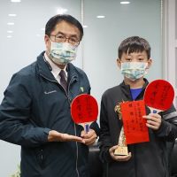 南市忠孝國中郭冠宏入選史上最年輕成人桌球國手 黃偉哲市長勉勵國際賽奪佳績