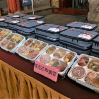 送餐關懷、幸福延續　吳鳳科大師生服務社區