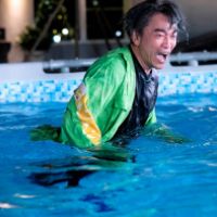 吳宗憲擲骰子「逼機」慘輸 遭罰落水濕身賀新年