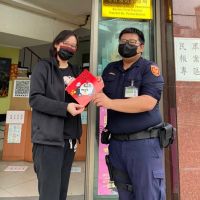 手拿「虎哩警平安」春聯 三民一警散播平安喜氣