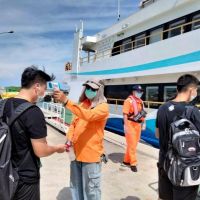 加強防疫公車處派員至各候車亭及運輸具進行消毒