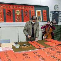 鄭有諒將軍牽手孫女重返金門營區揮毫送祝福