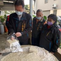 嚐試做粿滋味 大甲岷山里首辦做蘿蔔糕送里民