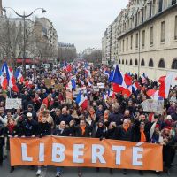 抗議疫苗通行證 法國3.8萬人無「罩」上街反對新制