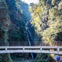 瑞龍瀑布新建跨河觀瀑平台 可供遊客近距離觀賞