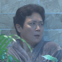 王燦《黃金歲月》偷情被抓包?穿浴袍躲陽台底褲全露餡...好像「條通的阿季」