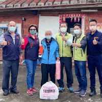 湖內警結合田寮菩賢宮發送愛心物資
