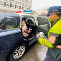 電動車停擺路中央 北港警助返家再幫車輛「健康檢查」