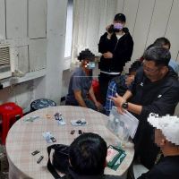 在傳統市場聚賭 羅東警方逮13人查扣近10萬賭資