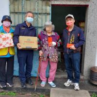 大甲警民聯手合作 關懷弱勢家庭「送禮到家」