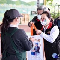 花蓮春節生活物資發放 徐榛蔚籲民眾盡快接種第三劑