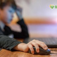 研究:青少年使用網路與他人互動助降低孤獨感