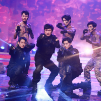【3層樓高攝影棚】特戰式垂降爆破、指揮刀操演!胡瓜:「帥起來自己都會怕」