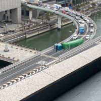 長榮又「卡」！ 大型貨車翻覆日本阪神高速公路致車流嚴重回堵