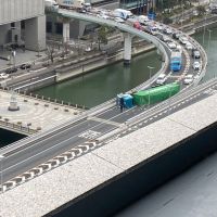 長榮又「卡」! 大型貨車翻覆日本阪神高速公路致車流嚴重回堵