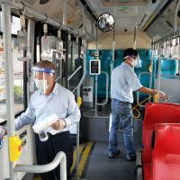 「防疫優先！」公共運輸全面消毒，民眾搭公共運具戴口罩